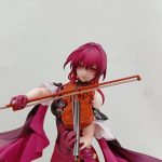 フィギュアの上半身のアップ。バイオリンと弓を持つ手元