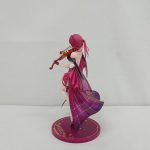 フィギュアを斜め横から写した姿