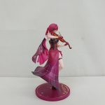フィギュアを反対側の斜め横から写した姿