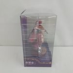 外箱の側面。窓越しにフィギュアが見える