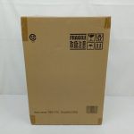 輸送箱の正面。FRAGILE 取扱注意の表示と下部の品名の印字とバーコード