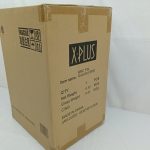 輸送箱を斜めから写した写真。X-PLUSのロゴと品名・数量・JAN CODEの印字