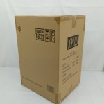 輸送箱を別の角度から写した写真。X-PLUSのロゴと品名の印字