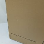 輸送箱の側面の下部。品名の印字とバーコードの一部