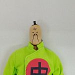 頭部と功夫着の胸元のアップ。胸に『中』の文字