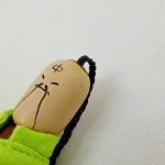 頭部のアップ。額の『中』の文字と弁髪