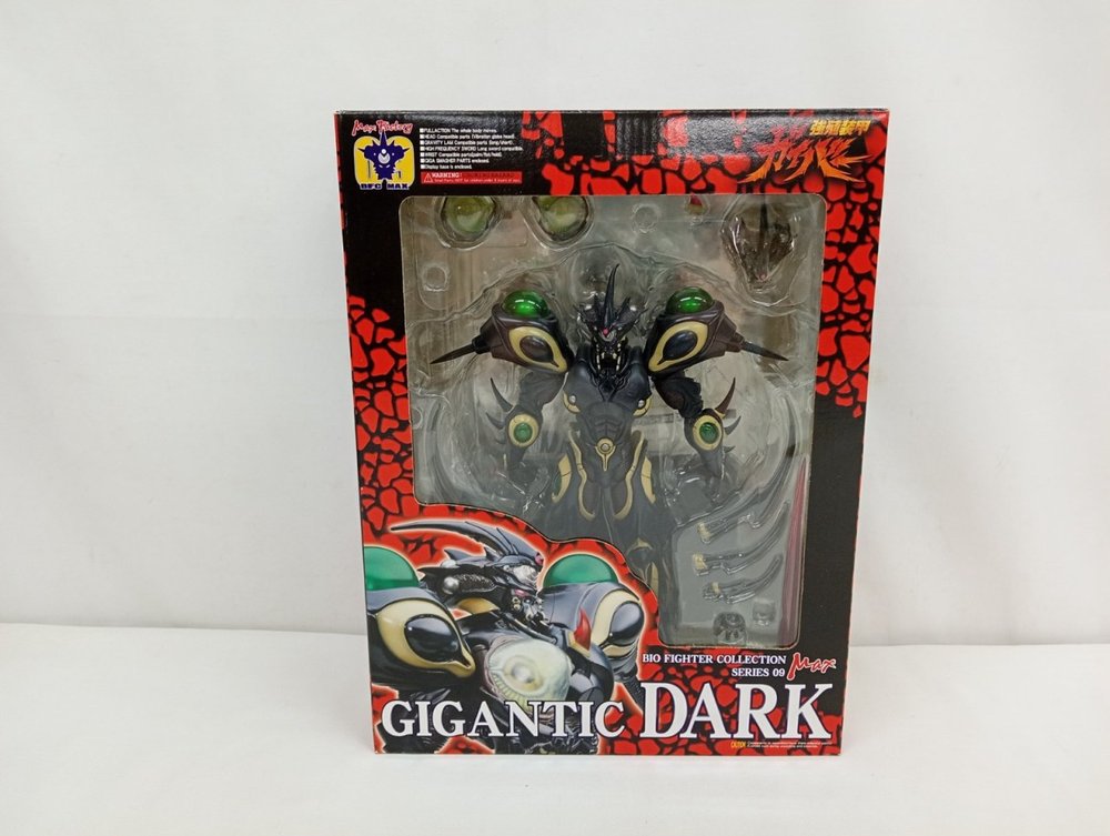 外箱の正面。強殖装甲ガイバーのロゴとGIGANTIC DARKの表記、窓から本体が見える