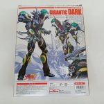 外箱の背面。GIGANTIC DARKの商品写真とバーコード