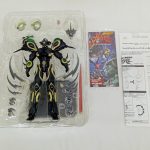 透明トレイに入った本体と付属パーツ、説明書、アンケート用紙