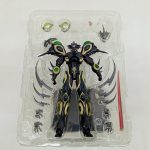 透明トレイに入った本体と付属パーツ