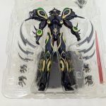 トレイに入った本体の拡大。刃のパーツと手首のパーツ