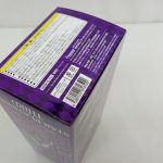 商品箱の底面を斜めから写した写真。注意書きとバーコード