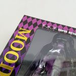 外箱の角を近づいて写したところ。窓の中の本体の頭部