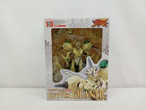 外箱の正面。窓越しにガイバー・ギガンティック本体と『GUYVER GIGANTIC』のロゴ