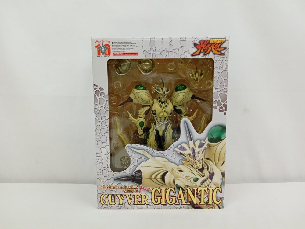 外箱の正面。窓越しにガイバー・ギガンティック本体と『GUYVER GIGANTIC』のロゴ