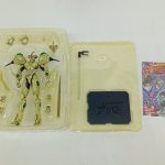 トレイに収まった本体とパーツ、台座、説明書