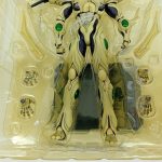 トレイの中の本体の胴体と交換用の手のアップ