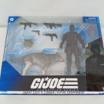外箱の正面。G.I.JOE CLASSIFIED SERIES SNAKE EYES & TIMBER: ALPHA COMMANDOSの表記。窓からフィギュアとオオカミが見える