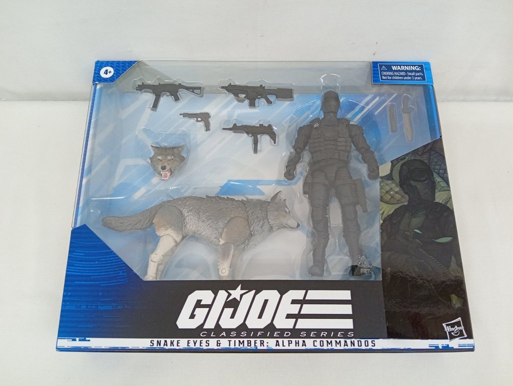 外箱の正面。G.I.JOE CLASSIFIED SERIES SNAKE EYES & TIMBER: ALPHA COMMANDOSの表記。窓からフィギュアとオオカミが見える