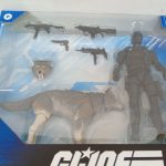 外箱の窓の拡大。スネークアイズとオオカミのティンバー、銃のパーツ