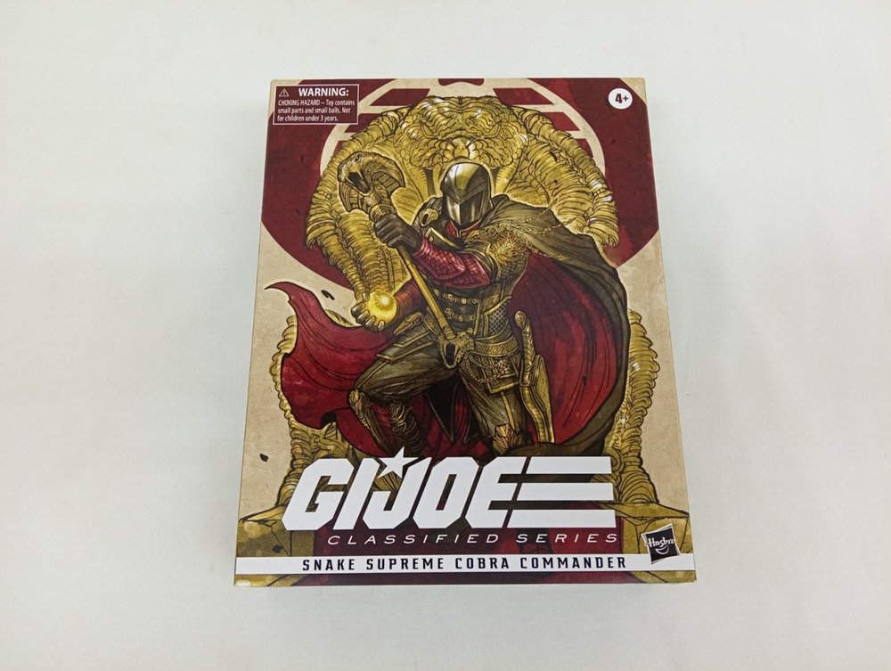 商品箱の正面。G.I.JOE CLASSIFIED SERIESのロゴとSNAKE SUPREME COBRA COMMANDERの文字、金色の装飾とキャラクターの絵