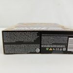 商品箱の底面。多言語の表示と縦向きのバーコード