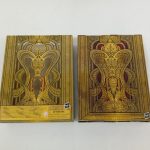 金色の装飾の箱を2つ並べた写真。蛇の模様のデザイン