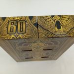 箱の上面。60の数字と金色の装飾