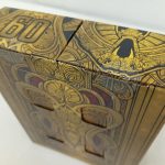 箱の上面を斜めから写した写真。60の数字と装飾