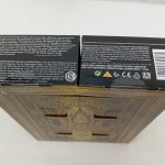 箱の底面を斜めから写した写真。多言語の表示と装飾の側面