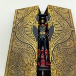 金色の装飾の箱を開いた写真。中央にフィギュアが収まっている