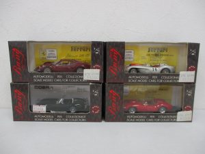 同じ出品にあった4箱を並べた正面。左上が本商品です。