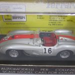 ケース越しに本体を撮影。銀色のボディにゼッケン16があり、台紙に Ferrari の印字があります。