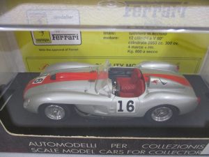 ケース越しに本体を撮影。銀色のボディにゼッケン16があり、台紙に Ferrari の印字があります。