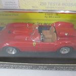 ケース越しに本体を撮影。赤いボディで、台紙に 250 TESTA ROSSA 58/59 の印字があります。