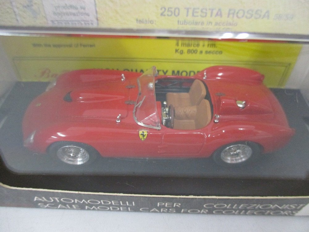 ケース越しに本体を撮影。赤いボディで、台紙に 250 TESTA ROSSA 58/59 の印字があります。