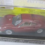 ケース越しに本体を撮影。台紙に Ferrari Dino 246 GT と Pininfarina の印字があります。