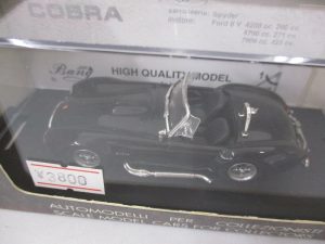 ケース越しに本体を撮影。台紙に COBRA と carrozzeria: Spyder の印字があります。