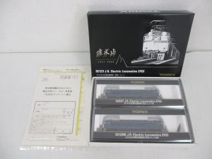 外箱と、機関車2両のケース、アンケートはがき。箱に 92123 J.R. Electric Locomotive EF63 と 碓氷峠 の印字があります。