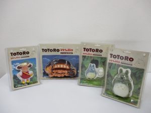 同じ出品にあった4点を並べた正面。右端が本商品の大トトロです。