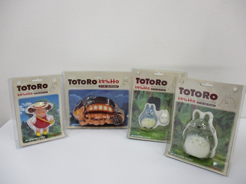 同じ出品にあった4点を並べた正面。右端が本商品の大トトロです。