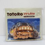 ネコバスの台紙付きブリスター正面。台紙に TOTORO となりのトトロ ドール・コレクション の印字があります。