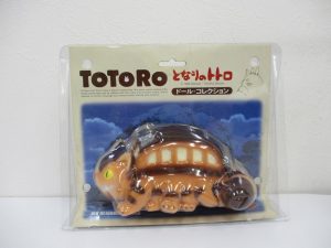 ネコバスの台紙付きブリスター正面。台紙に TOTORO となりのトトロ ドール・コレクション の印字があります。