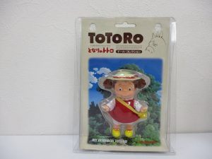 めいちゃんの台紙付きブリスター正面。台紙に TOTORO となりのトトロ ドール・コレクション の印字があります。