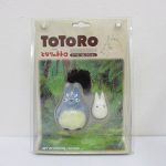 台紙付きブリスターの正面。1枚の台紙に中トトロと小トトロの2体が並んで収まっています。