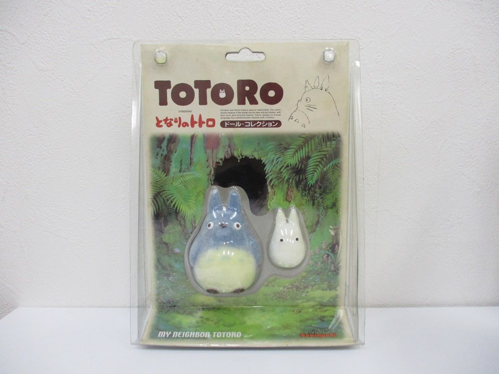 台紙付きブリスターの正面。1枚の台紙に中トトロと小トトロの2体が並んで収まっています。