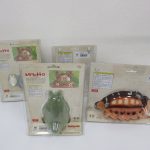4点を斜めから撮影したもの。台紙に値札シールが貼られたままの状態です。