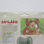 台紙の裏面。となりのトトロの英文紹介と日本語の注意書きが印刷されています。