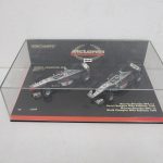 ケースに入った2台を撮影。台座に MINICHAMPS と McLaren COLLECTION、WORLD CHAMPION SET の表示があります。