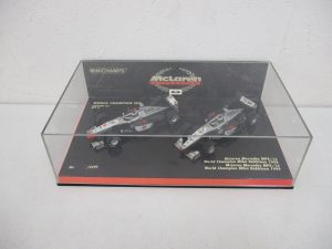 ケースに入った2台を撮影。台座に MINICHAMPS と McLaren COLLECTION、WORLD CHAMPION SET の表示があります。